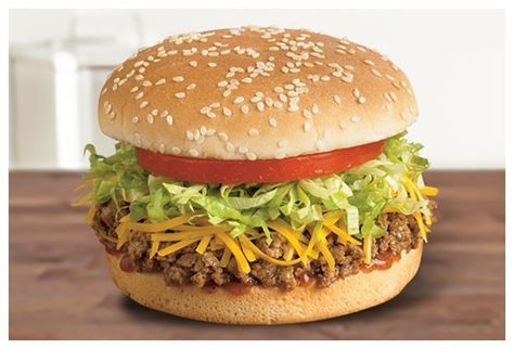 The California-based taco chain Del Taco is celebrating its 50th anniversary by serving a "Bun Taco." It's basically what would normally go inside a taco (seasoned beef, cheddar cheese, lettuce, and tomato) but it all gets crammed inside a sesame seed bun. Taco Burgers, Burger Alternatives, Taco Burger, Mcdonalds Fries, Taco Pie, Taco Time, Del Taco, Spicy Chicken Recipes, Vintage Lunch