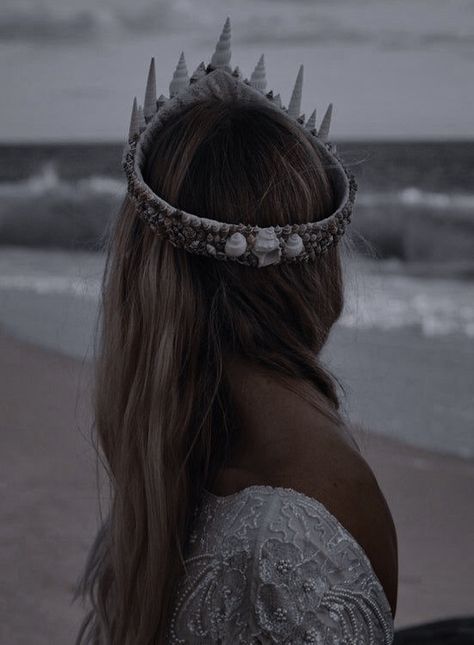 Siren Crown Aesthetic, Sea Crown Aesthetic, Gay Merman, Ocean Crown, Sirens Aesthetic, Sea Crown, Dark Siren, Fantasy Creatures Mythology, Ocean Queen