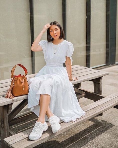 White Sneakers Outfit Ideas for Summer - thatgirlArlene White Sneakers Outfit, Chique Outfits, Foto Tips, Modest Wear, Summer Dress Outfits, Cute Summer Dresses, Dressy Outfits, Teen Fashion Outfits, Looks Vintage