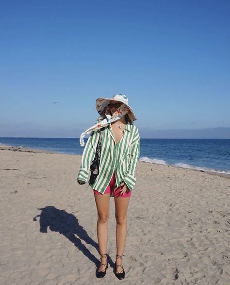 Coastal Girl Aesthetic, Beach Snap, Fashion Journalist, Summer Outfit Beach, Coastal Girl, Japan Outfits, Manic Pixie, Manic Pixie Dream Girl, Beach Pictures Poses