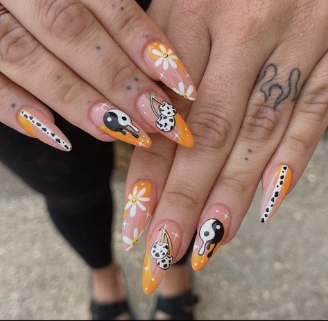 Colorful Aesthetic Nails, Tattoo Style Nails, Abstract Nail Art Designs Creativity, Animal Inspired Nails, Random Nail Art, Tattoo Inspired Nails, Weird Nails Design, Hippie Nail Ideas, 70’s Nails