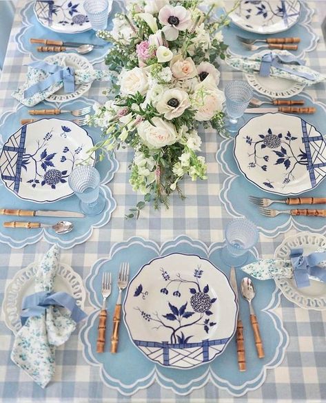 Amy Berry, White Table Setting, Dinner Party Style, Chinoiserie Table, Mrs Alice, Coastal Dining Room, Summer Tablescapes, Beautiful Tablescapes, Tablescape Inspiration