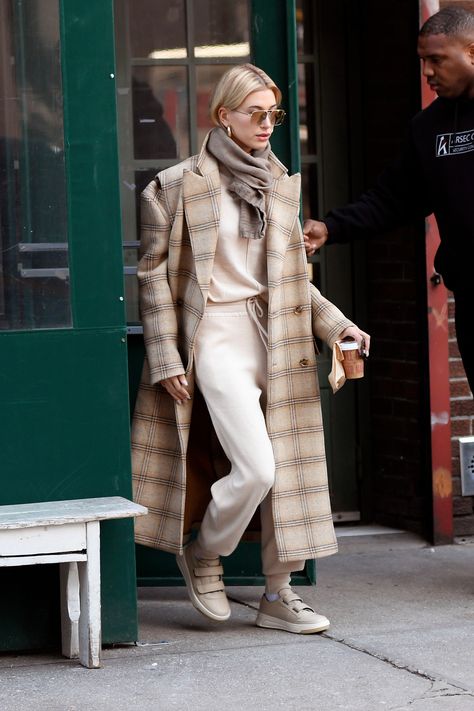 Hailey Baldwin Street Style, Hailey Bieber Style, Hailey Baldwin Style, Polar Vortex, Sweatpants Outfit, Snow Outfit, Hailey Baldwin, Cashmere Turtleneck, Casual Street Style