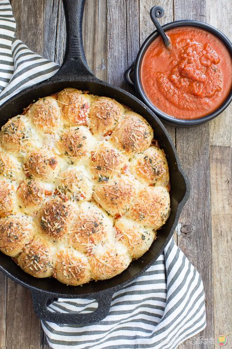 Pizza Pull Apart, Pilsbury Recipes, Pull Apart Rolls, Rhodes Dinner Rolls, Easy Pineapple Cake, Pull Apart Pizza, Pull Apart Pizza Bread, Pizza Roll Recipe, Bread Baking Recipes