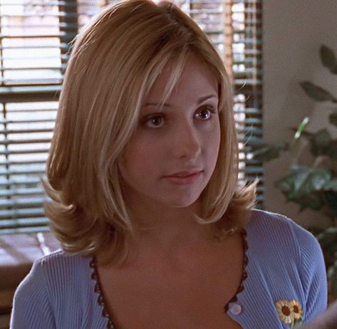 Sarah Michelle Gellar Short Hair, Buffy Summers Hair, 90s Hair Color, Buffy Hair, Buffy Outfits, Y2k Chic, Kayley Cuoco, Buffy Style, Michelle Gellar