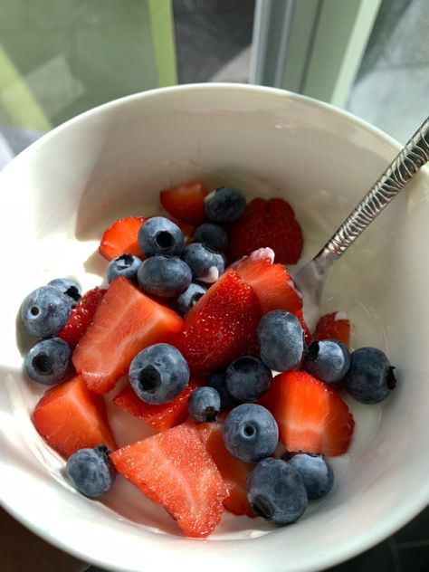 Yoghurt And Berries, Weightlossmotivation Toxic, Tiktok Hooks, Low Calorie Fruits, Yoghurt Bowl, Low Cal Recipes, Food L, Healthy Food Motivation, Easy Snack Recipes