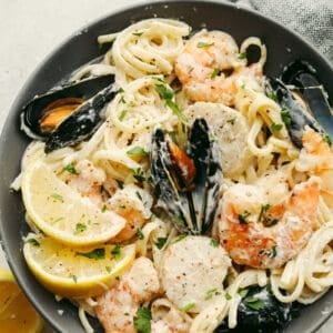 Creamy Lemon Garlic Seafood Pasta - The Recipe Critic Garlic Seafood Pasta, Creamy Seafood Pasta, Mussels Pasta, Seafood Pasta Dishes, Creamy Seafood, Easy Tiramisu Recipe, Lemon Garlic Pasta, Italian Chopped Salad, Mussels Recipe