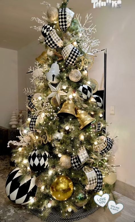 Houndstooth Christmas Tree, White Tree With Black Ornaments, Gold Christmas Tree, White Tree, Christmas Tree Themes, Gold Christmas, Christmas Trees, Tree Decorations, Christmas Tree Decorations