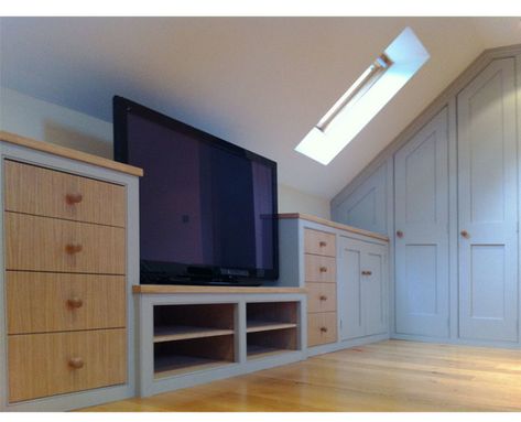 Attic_teenagers_bedroom_7_800 Under Eaves Storage, Loft Conversion Bedroom, Eaves Storage, Attic Renovation Ideas, Attic Bedroom Designs, Loft Storage, Bathroom Window, Attic Bathroom, Attic Bedrooms