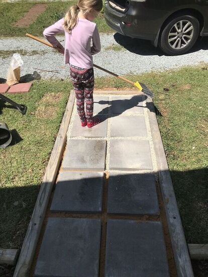 We removed a broken old concrete walkway in the front of our house with this lovely stepping stone and pea gravel walkway. Here's how we did it for $50 and no concrete pouring involved. Completed walkway I wanted a new walkway that I could do 100% myself. I didn't want to mess with pouring concrete so I decided on a stepping stone and gravel approach instead.Here's how our walkway looked when it was complete. I've gotten so many compliments on it already! Old walkway The first ow… Pavers In Gravel Walkways, Inexpensive Walkway Ideas Budget, Landscape Timber Walkway, Diy Concrete Walkway Paths, Making A Walkway, Easy Diy Pathway Walkways, Paver Stepping Stones Walkways, Paver Walkway Backyard, Concrete Forms Walkway