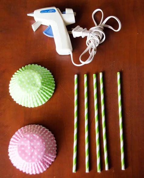 Brownie Crafts, Diy Tissue Paper Flowers, Tissue Paper Flowers Easy, Paper Straws Crafts, Spring Paper Flowers, Paper Flowers Tutorial, Paper Flowers Easy, Cupcake Liner Crafts, Cupcake Liner Flowers