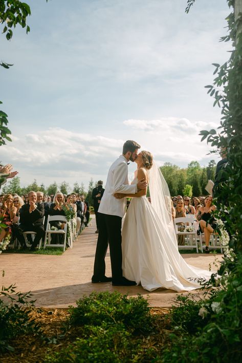 Wedding Kiss From Behind, First Kiss Wedding With Guests, First Kiss Facing The Audience, Reverse First Kiss Wedding Pictures, Kissing Photo Wedding, Reverse Wedding Kiss, Staged Wedding Photos, Wedding First Kiss From Behind, I Do Kiss Wedding Photo Ideas