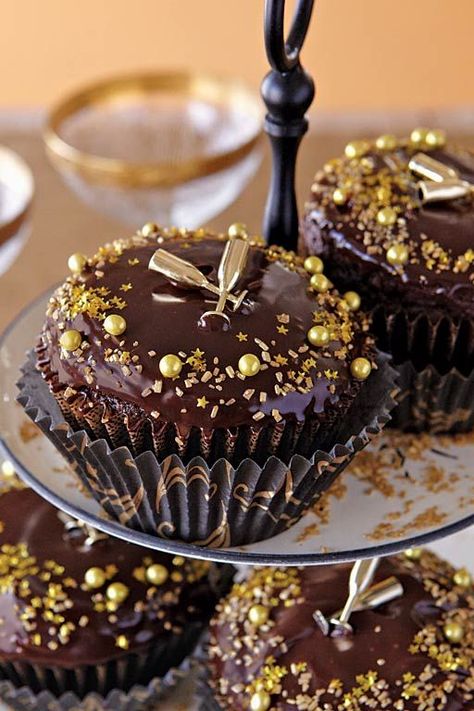 These wow-worthy New Year's Eve desserts are just what you need for a countdown party. New Year Cake Designs, New Years Eve Dessert, New Year's Cupcakes, Chocolate Sorbet, Champagne Cake, New Year's Cake, Cupcake Wars, Individual Desserts, Caramel Cheesecake