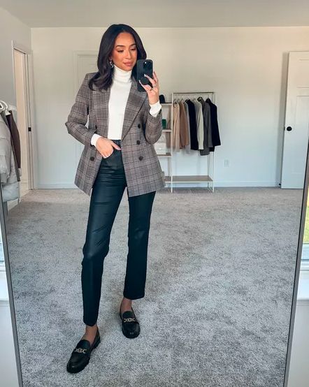 22 Internship Outfit Ideas For Women To Look Their Best Checkered Blazer Outfit, Turtleneck And Blazer, Turtleneck Outfits, Workwear Women, Internship Outfit, Black Coated Jeans, Business Casual Winter, Business Casual Fall, Checkered Blazer