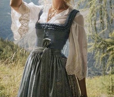 Ren Faire Outfits, Fair Outfits, Fest Outfits, Lena Hoschek, Fantasy Dresses, Fairytale Dress, Medieval Fashion, Fantasy Dress, Historical Dresses