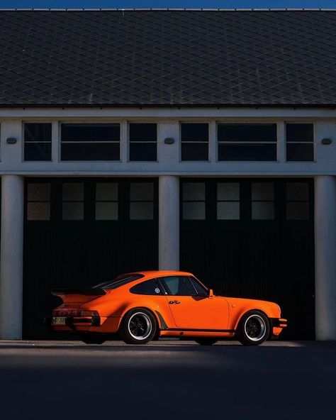 62.3k Likes, 148 Comments - Porsche (@porsche) on Instagram: “A bright idea for a dark corner. (📸 @nat_twiss) #PorscheMoment” Orange Porsche Aesthetic, Porsche 80s, Orange Porsche, Porsche Art, Art Ho, Porsche 930 Turbo, Car Style, Porsche 930, Vintage Porsche