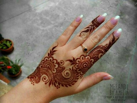 Simple Back Mehandi Designs, Simple Mehendi, Mehedi Design, Tato Henna, Finger Henna Designs, Henna Tattoo Designs Hand, Simple Henna Tattoo, Design Henna, Mehndi Designs For Kids