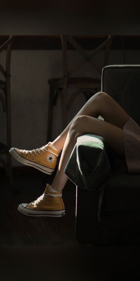 Combat Boots Aesthetic, Converse Photography, Yellow Converse, Summer Picture Poses, Outfits With Converse, Dream Shoes, Sneaker Collection, Friends Photography, Converse Chuck