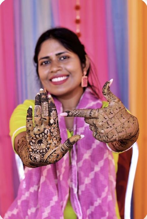 Mehndi Closeup Photo, Mehandi Closeup Photo, Mehandi Photography Brides, Mehdi Pose, Bride Mehndi Poses, Mandi Photography, Mahendi Pose, Haldi Girl, Mehandi Pose