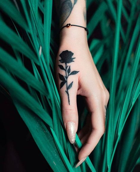 Simple Tattoos For Women, Pretty Hand Tattoos, Black Rose Tattoos, Tattoos Geometric, Hand Tattoos For Women, Small Hand Tattoos, Makijaż Smokey Eye, Hand Tattoo, Little Tattoos