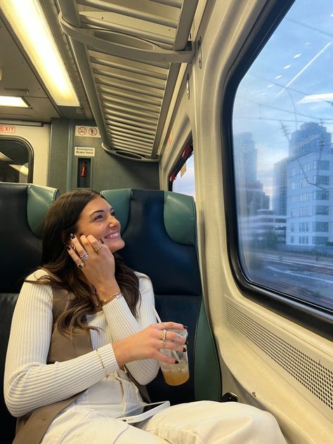 Train Picture Ideas, Taking The Train Aesthetic, Train Girl Aesthetic, Train Photoshoot Aesthetic, Train Photo Ideas Instagram, Revenge Selfie, Train Outfit Travel, Train Photo Ideas, Train Pictures Aesthetic