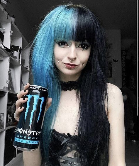 Black Blue And Pink Hair, Split Dye Blue And Black, Black And Purple Split Dye, Alt Blue Hair, Black And Blue Hair Ideas, Goth Hair Dye, Goth Hair Color Ideas, Blue Hair Pfp, Split Hair Dye