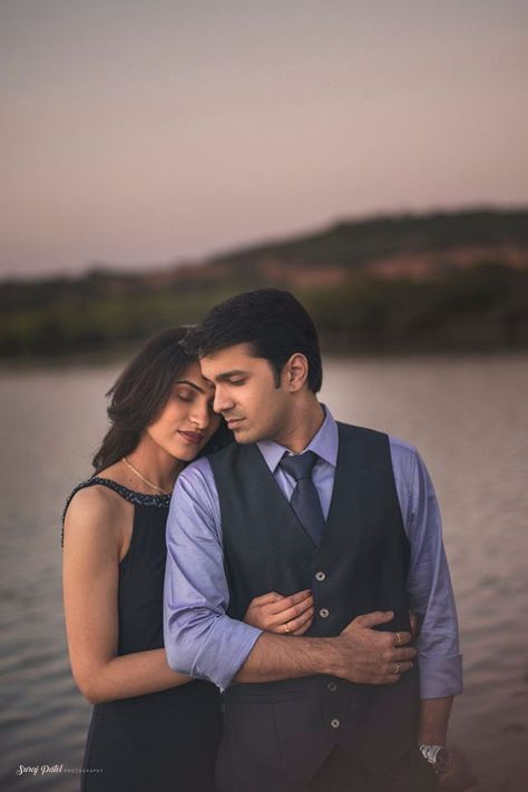 Prewedding In Saree, Prewedding Photoshoot In Saree, Prewedding Photography Indian, Marriage Pics, Pre Wedding Photoshoot Beach, Pre Wedding Photoshoot Props, Mehendi Ceremony, Indian Wedding Photography Couples, Engagement Photography Poses