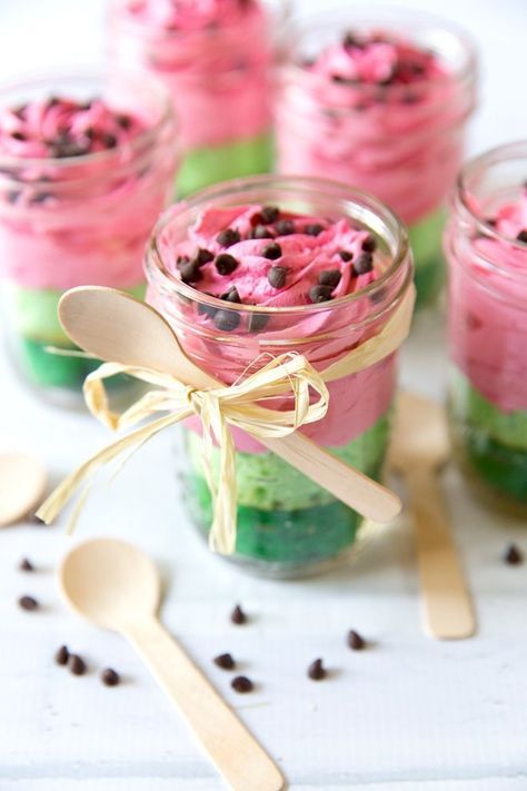 Watermelon Cake Layered in Mason Jars! Mason Jar Desserts Recipes, Mason Jar Cakes, Birthday Cake Alternatives, Mason Jar Desserts, Watermelon Birthday Parties, Colorful Desserts, Watermelon Cake, Cake In A Jar, Dessert In A Jar