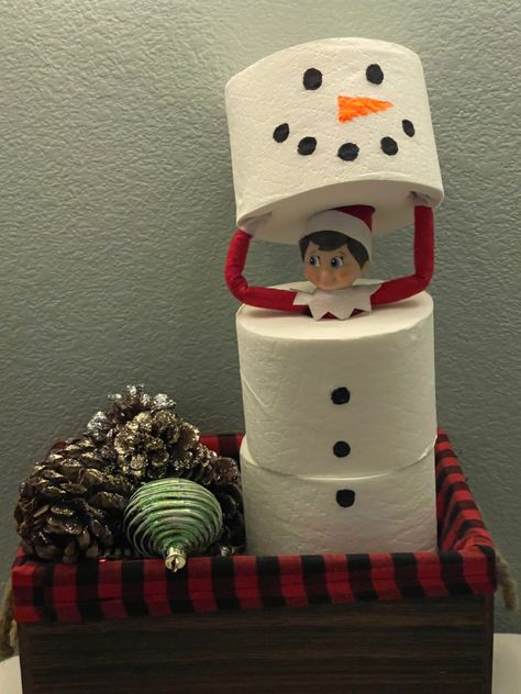 What To Make With Toilet Paper Rolls, Diy Christmas Bathroom Decor, Elf Bathroom Ideas, Things To Do With Toilet Paper Rolls, Grinch On The Shelf Ideas, Christmas Decor Ideas Bathroom, Inside Christmas Decorations, Elf Decorations Christmas, Bathroom Christmas Decor Ideas