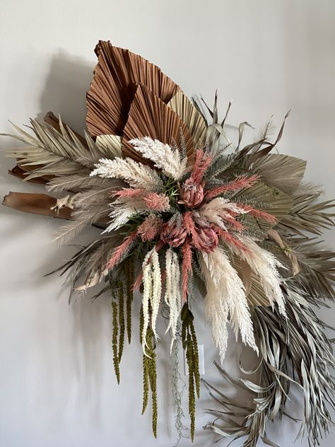 Palm And Pampas Wall Arrangement, Dried Floral Wall Arrangements, Wall Floral Arrangements, African Christmas, Boho Wedding Flowers, Flower Installation, Rustic Fall Decor, Flower Arrangements Simple, Hanging Flower Wall