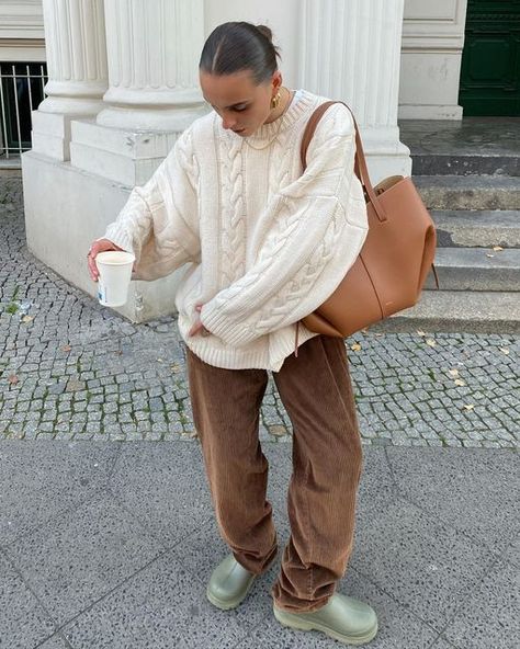 Winter Mode Outfits, Knit Sweater Outfit, Look Adidas, Estilo Indie, Skandinavian Fashion, London Outfit, Autumn Fits, White Knit Sweater, Cold Outfits