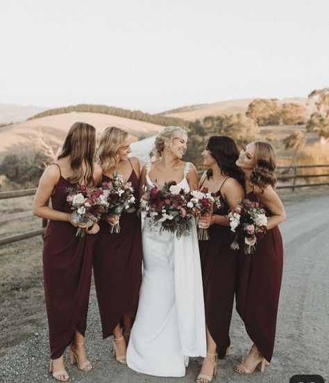 Luxury Bridesmaid Dresses, Emerald Bridesmaids, Bridesmaid Dresses Burgundy, Burgundy Wedding Theme, Bridal Things, Ideas For Wedding Reception, Bridesmaids Ideas, Dresses Burgundy, Wedding Colours