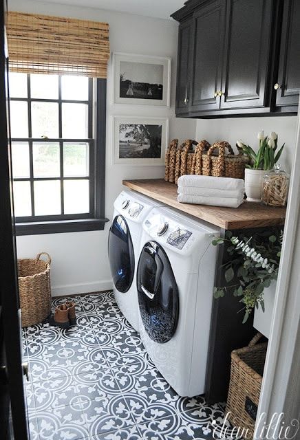 20 Laundry Room Makeovers - Organization and Home Decor Mudroom Addition, Room Tiles Design, Laundry Room Tile, Farmhouse Mudroom, White Laundry Rooms, Small Laundry Room Organization, Room Storage Diy, Laundry Room Shelves, Laundry Room Renovation