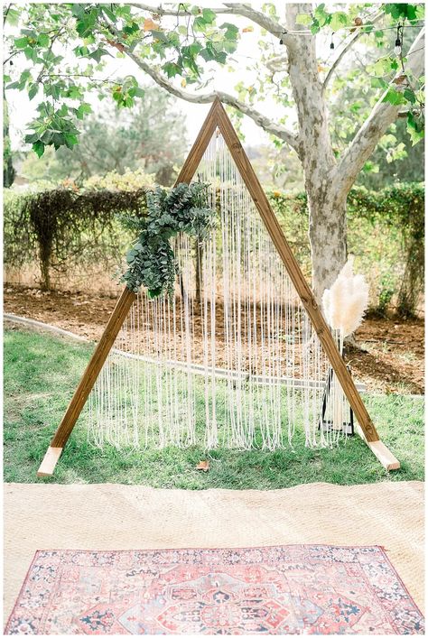 Bohemian Backyard Wedding, Bohemian Backyard, Macrame Wedding Backdrop, Airbnb Wedding, Macrame Wedding, Pampas Gras, Diy Wedding Flowers, Wedding Boho, Outdoor Backyard