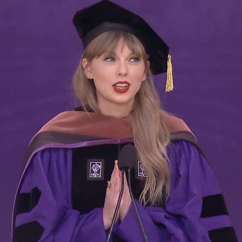 Taylor Swift Nyu Graduation, Effortlessness Is A Myth, Taylor Swift Nyu, Nyu Graduation, Alef Vernon, Welcome To New York, Graduation Speech, New York University, Graduation Gown