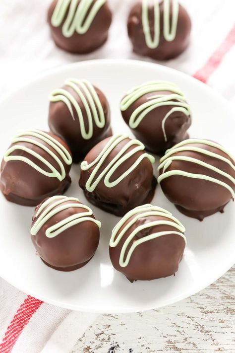 These Mint Chocolate Truffles only require 3 ingredients and can be made using just the microwave. The perfect treat for mint chocolate lovers! Mint Chocolate Truffles, Oreo Truffle Brownies, Mint Frosting, Mint Desserts, Chocolate Cookie Dough, Candy Truffles, Chocolate Chip Ice Cream, Oreo Truffles, Truffle Recipe Chocolate