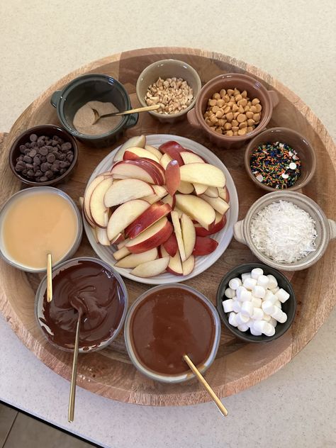 Apple Nacho Bar, Caramel Apple Bar, Bonfire Birthday, Apple Bar, Caramel Apple Bars, Toppings Bar, Apple Nachos, Nacho Bar, Food Boards