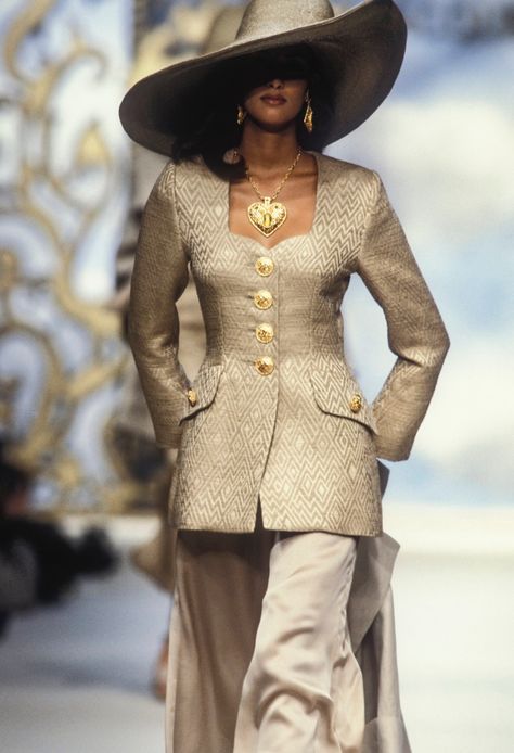 Minimalism Inspiration, Chic Closet, Yasmeen Ghauri, Jacques Fath, High Fashion Runway, 90s Inspired Outfits, 90s Runway Fashion, Runway Fashion Couture, 80s And 90s Fashion