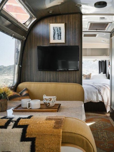 Caravan Vintage, Camper Vintage, Airstream Living, Camper Interior Design, Airstream Remodel, Airstream Interior, Airstream Renovation, Kombi Home, Vintage Airstream