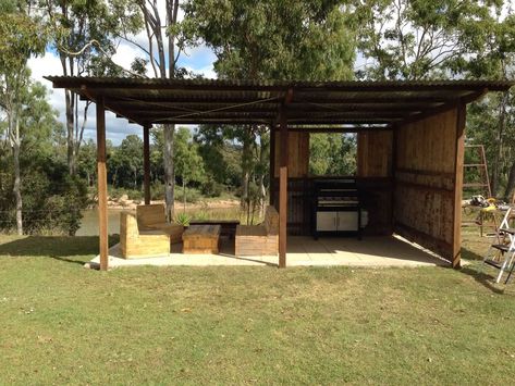 Outdoor Kitchen & Garden Steps Made Out Of Recycled Pallets - 1001 Gardens Pallet Outdoor Kitchen, Outdoor Kitchen Garden, Diy Gutters, Garden Pods, Gardens Ideas, Outdoor Kitchen Ideas, Recycle Timber, Pallet Patio, Garden Steps