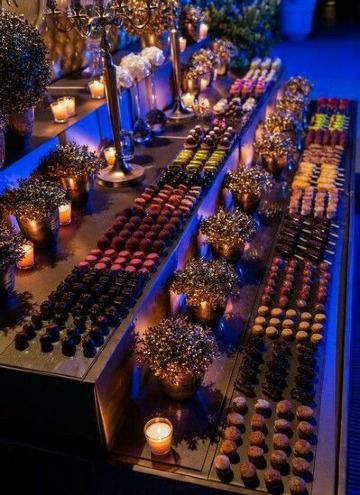 Mesas de dulces para bodas elegantes en el día y en la noche - Centros de Mesa para Bautizos Buffet Dessert, Dessert Bar Wedding, Dessert Station, Buffet Set, Wedding Buffet, Food Stations, Wedding Dessert Table, Food Displays, Dessert Buffet