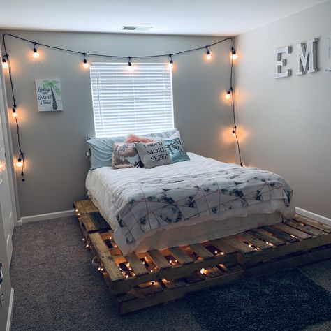 This was super easy to make and it took one day to make!! Full Pallet Bed, Bedroom Cleaning, Western Bedroom Decor, Western Rooms, Western Bedroom, Pallet Bed, Room Makeovers, Clean Bedroom, Room Deco