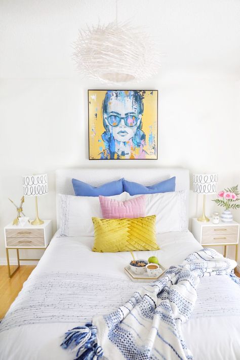 White Bed With Colorful Accents, White Bedding With Pops Of Color, White Room With Pops Of Color, White Bedding Ideas Pop Of Color, College Bedrooms, Colorful Guest Bedroom, Colorful Bedroom Aesthetic, College Bedroom Ideas, Preppy Room Tour