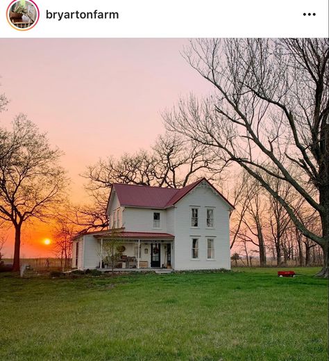 Farmhouse Restoration, Prairie Home, Rustic Country Home, Farm Houses, Farm Photo, Old Farm Houses, White Farmhouse, Old Farm, Farmhouse Style House