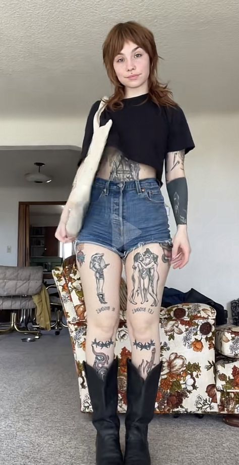 Tattoo Expo Outfit, Outfits That Show Off Tattoos, Outfit For Getting A Tattoo, Goth With Tattoos, Goth Camping Outfit, Alt Goth Summer Outfits, Alt Tattooed, Grunge Outfits With Shorts, Summer Goth Outfits Skirt