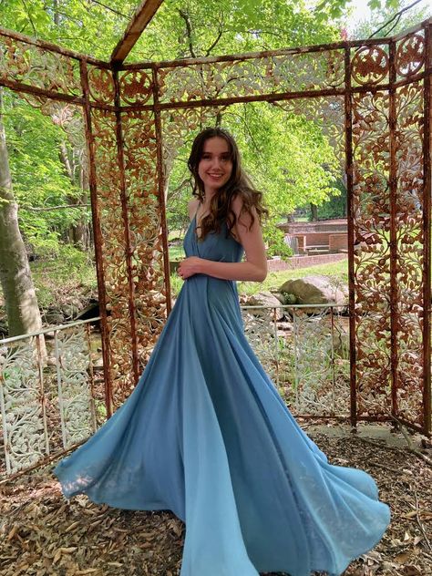 Ball Gown Pictures, Gown Photoshoot Poses Outdoor, Ballgown Photoshoot Ideas, Ballgown Photoshoot Poses, Gazebo Prom Pictures, Girl Photoshooting Prom, Cinderella Pictures, Circle Skirt Outfits, Gown Pictures