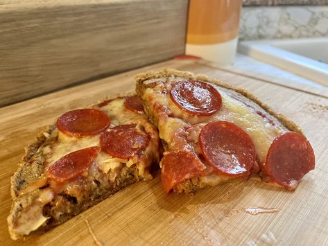 This quick and easy cast iron sourdough discard pizza will make weeknight dinner a delicious breeze! Discard Pizza Dough, Sourdough Discard Pizza, Cast Iron Bread, Sourdough Pizza Dough, White Pizza Sauce, Cast Iron Pizza, Sourdough Starter Discard Recipe, Sourdough Pizza, Cast Iron Recipes