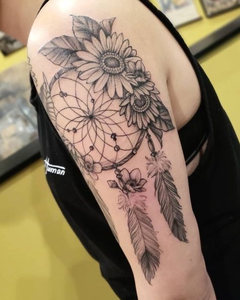 Sonnenblume Dreamcatcher Tattoo | Tattoo Ideen und Inspiration, #Dreamcatcher #Ideen #Inspir... #backtattoos #tattoos #tattooideas Sunflower Dreamcatcher Tattoo, Dreamcatcher Tattoo Thigh, Dreamcatcher Mandala Tattoo, Sunflower Dreamcatcher, Dreamcatcher Ideas, Beautiful Back Tattoos, Sunflower Tattoo Shoulder, Dream Catcher Tattoo Design, Native Tattoos