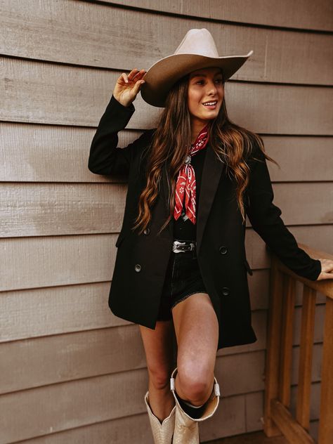 A fun western business look with boots from @idyllwind ! #fashion #western #westernfashionblogger #ootd #ootdfashion #styleblogger #outfitstyle Christmas Western Outfit, Rhinestone Cowgirl Aesthetic, Vintage Western Outfits, City Cowgirl, Palette Wardrobe, Vaquera Fits, Western Business, Bee Beyonce, Nfr Outfits