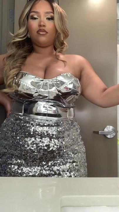 Silver Outfit Plus Size, Rennaisance Outfits Beyonce Concert, Concert Looks Plus Size, Metal Concert Outfit, Beyonce Concert Outfit, Beyonce Concert, Silver Outfits, Smart Dress, Grad Party